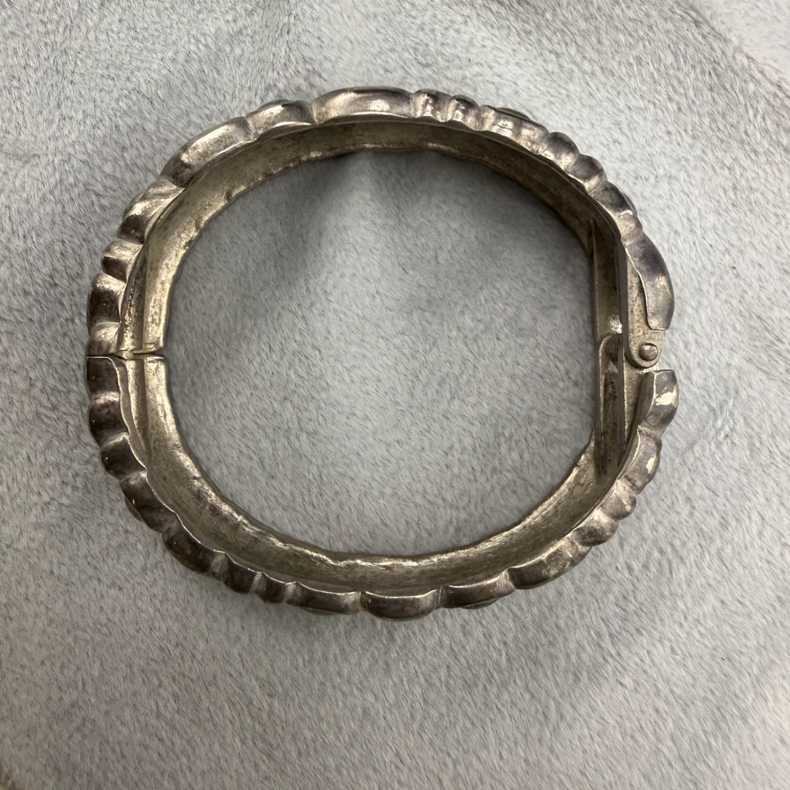 Vintage Bangle Bracelet Silver Tone Hinged Puffy Repousse 7”