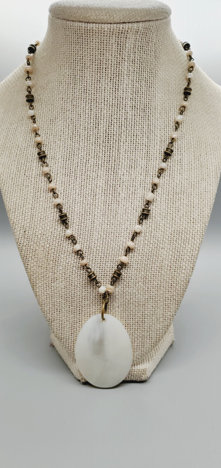 2″ White abalone pendant on brass tone metal and white Bead ed 18″ Necklace te02