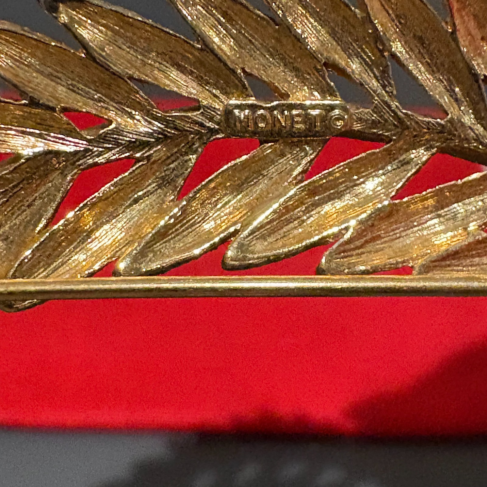 VINTAGE MONET Signed Gold Tone Textured Feather Brooch Pin Leaf Estate Jewelry