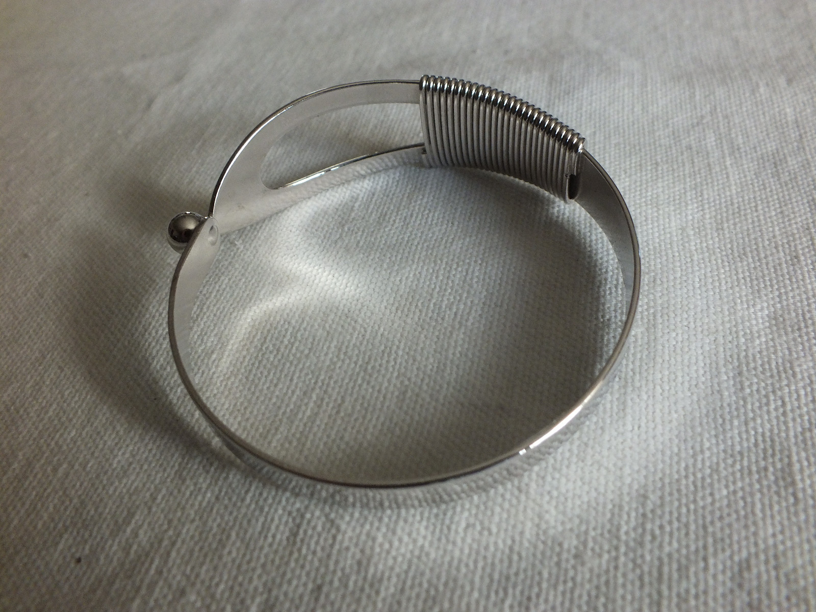 Beautiful Clasp Bracelet Silver Tone Unique Design 3/4″ W x 2-2 3/8″ NICE