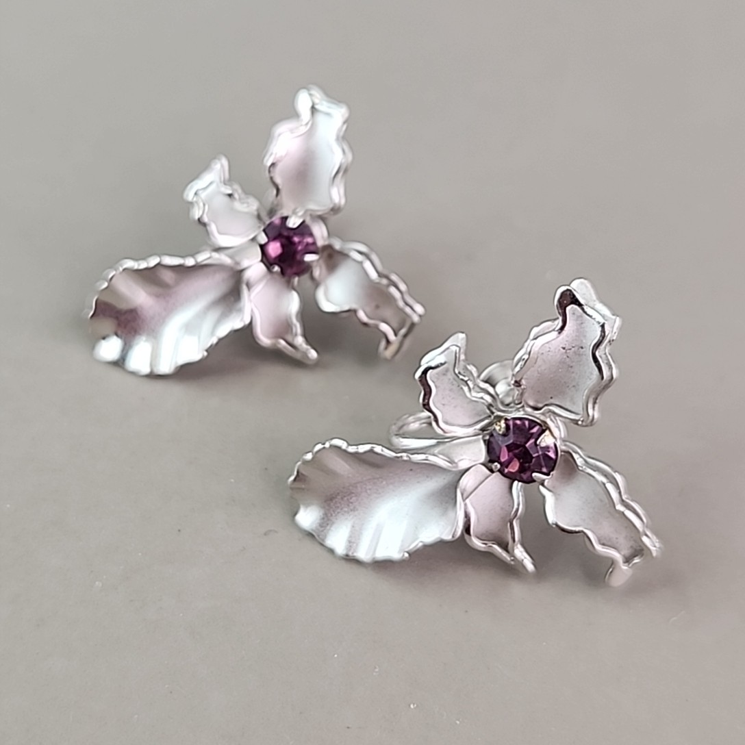 Vintage Flower Screw Back Earrings Orchid Purple Rhinestone Silver Tone 1″