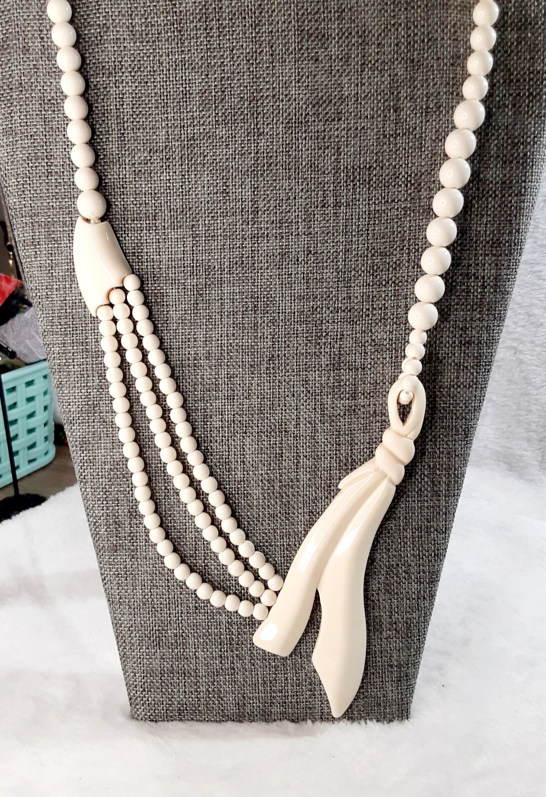 ** AMAZING Vintage Lucite Necklace – Rare Design – 24 Inch **