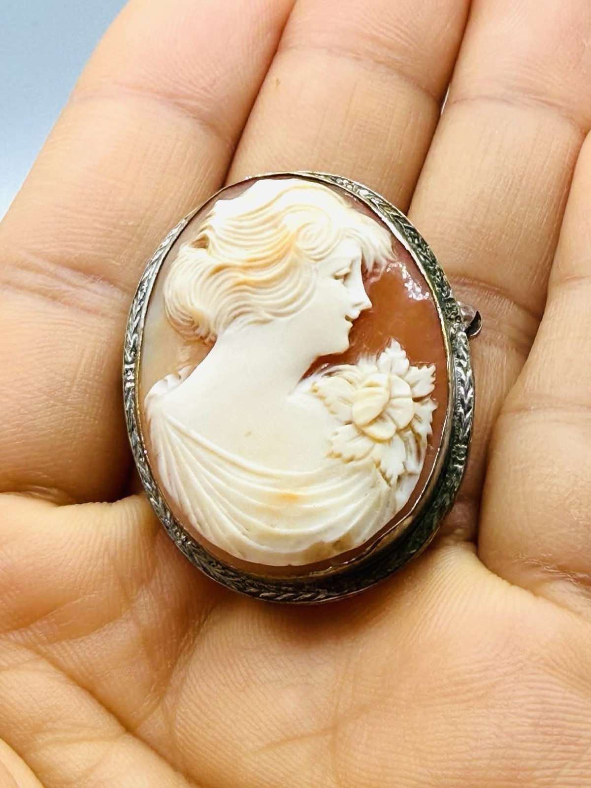 Vtg White Gold Filled Or Silver Tone Shell Lady With Flower Cameo Pin Brooch