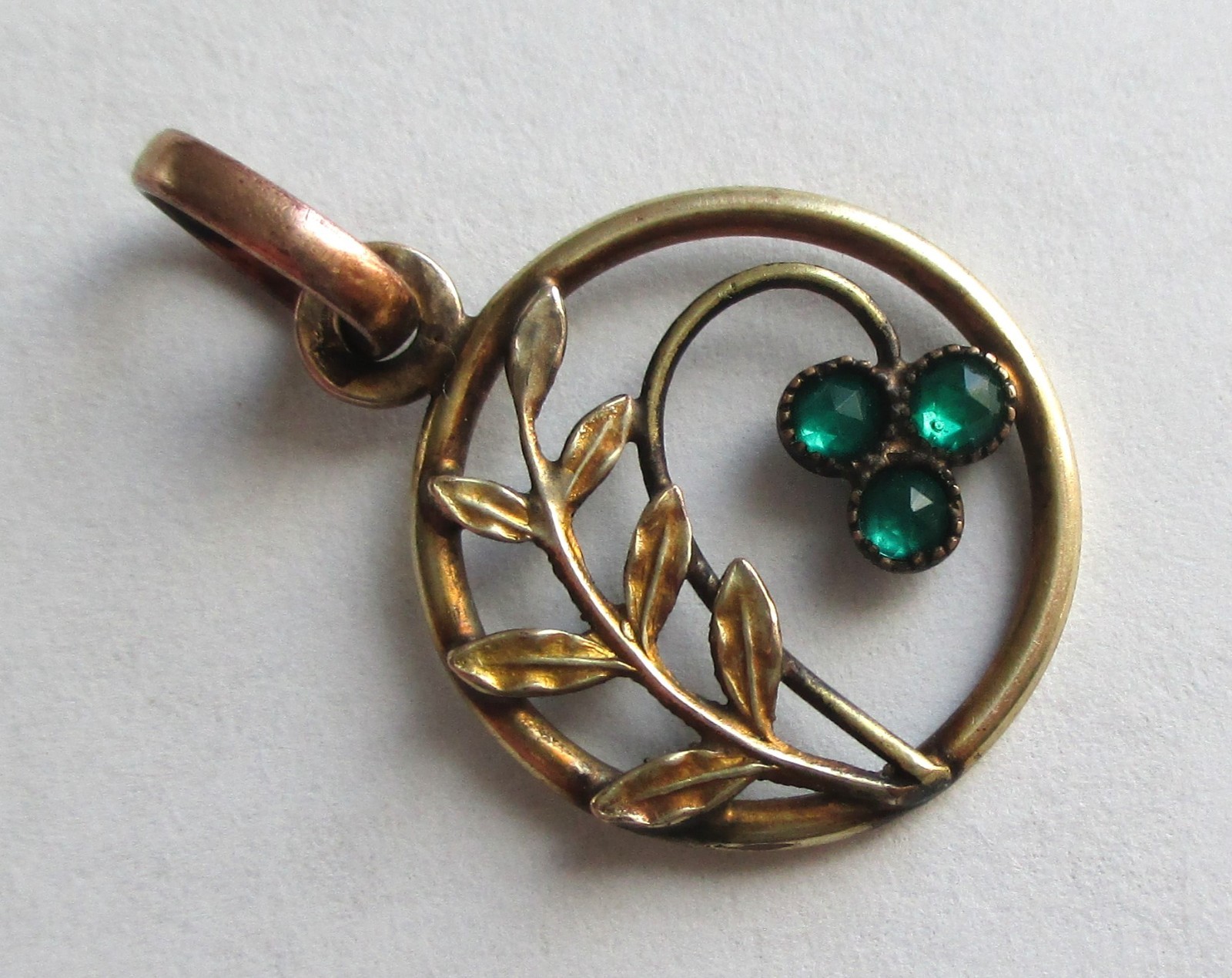 ANTIQUE VICTORIAN GOLD WASH FLOWER ROSE CUT GREEN RHINESTONE PENDANT CHARM
