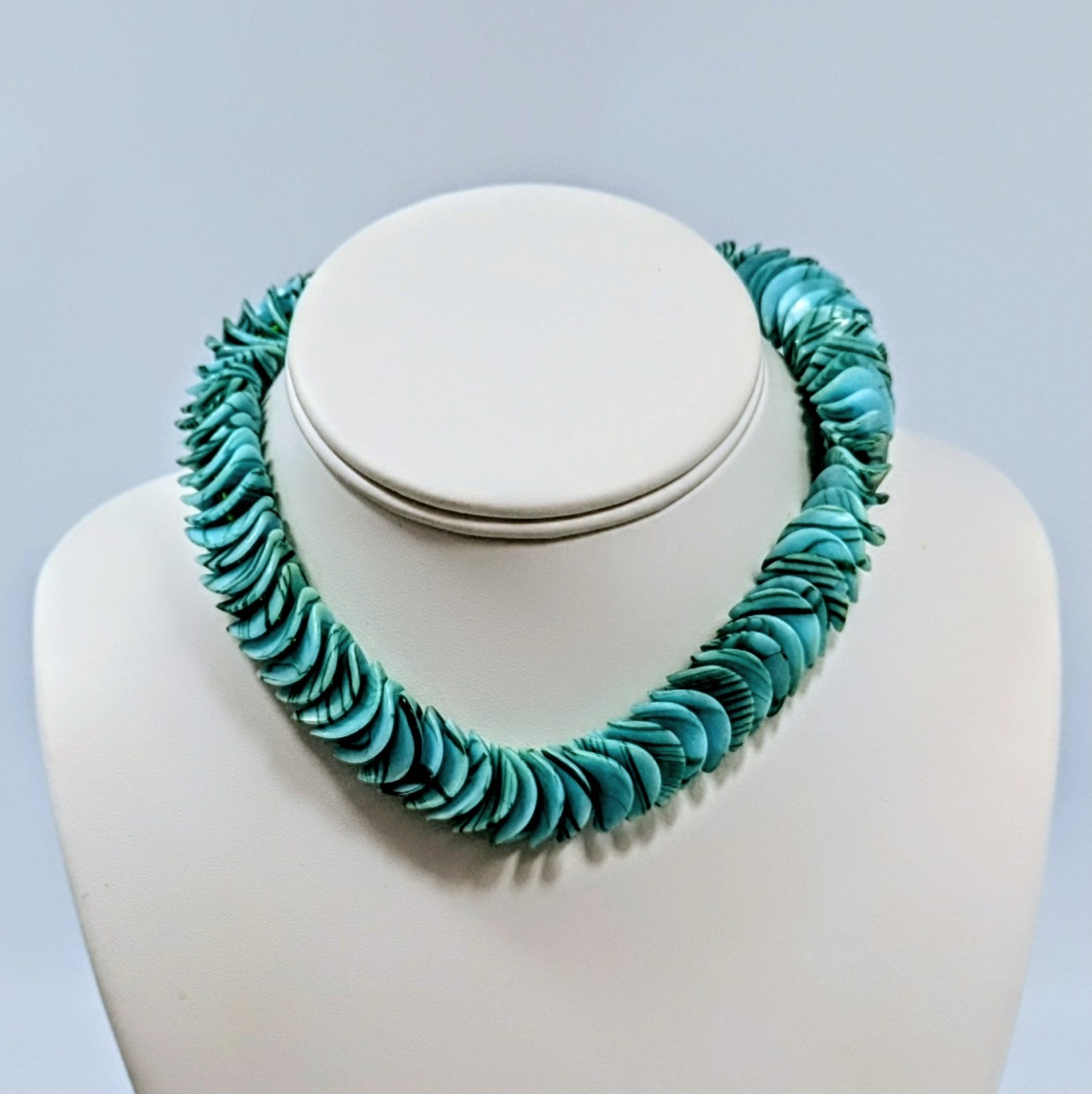Vintage Trifari Turquoise Marbled Lucite Wavy Ruffle Choker Necklace 15-17″