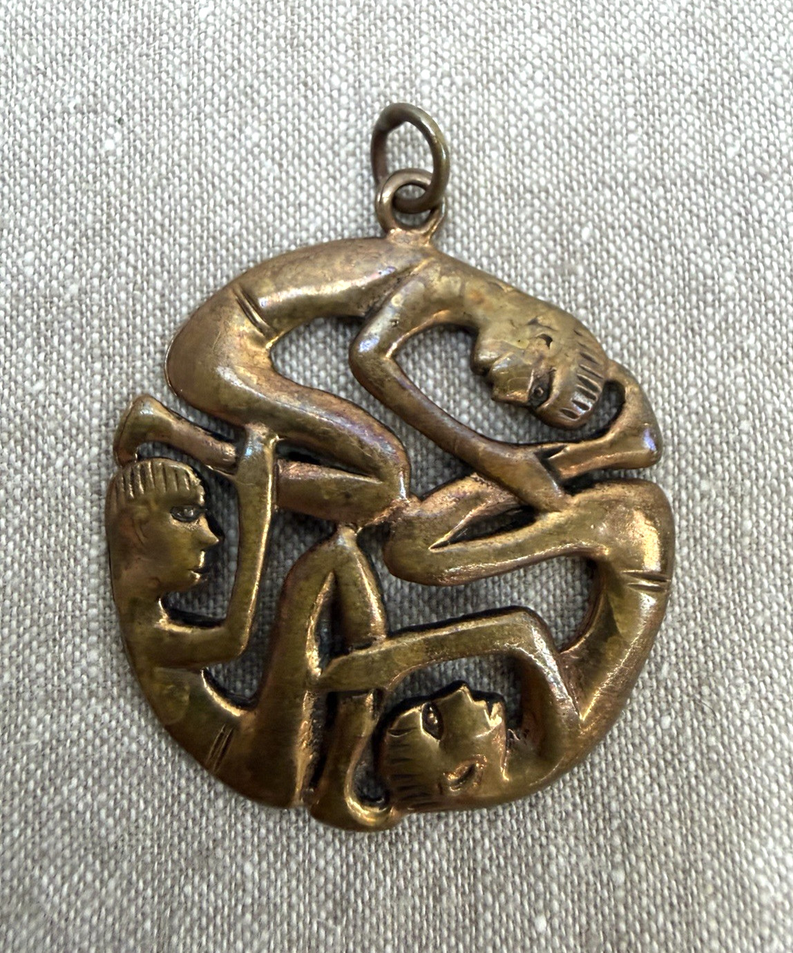 Vtg Modernist Round Pendant 3 Connected Figures People Celtic Bronze Tone
