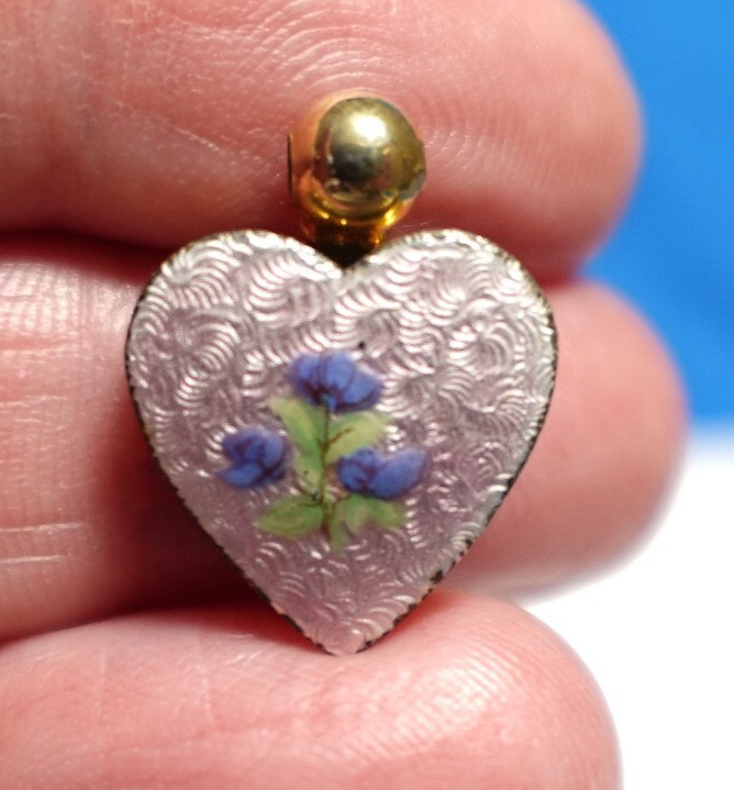 GOLD FILLED LAVENDER ENAMEL HEART LOCKET BLUE FLOWERS VINTAGE 1.9 GRAMS J-534