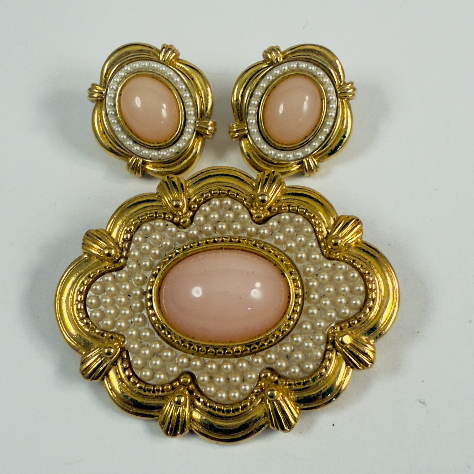 VTG AVON Faux Pearl Pink Lucite Cabochon Gold Tone Brooch & Pierced Earring Set