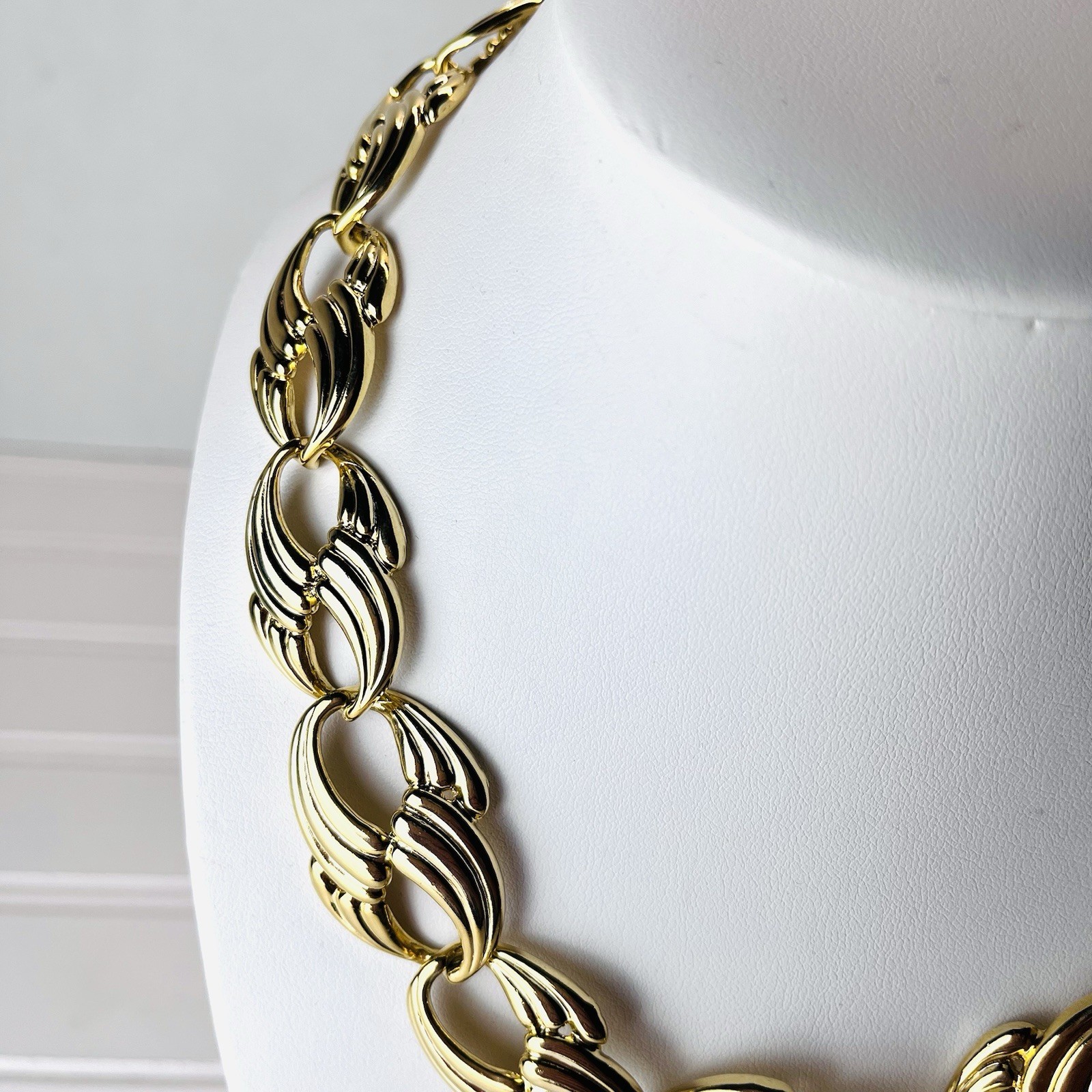 Vintage Bold Gold Tone Oval Wave Links Necklace – Circa 1990s -Retro Classic