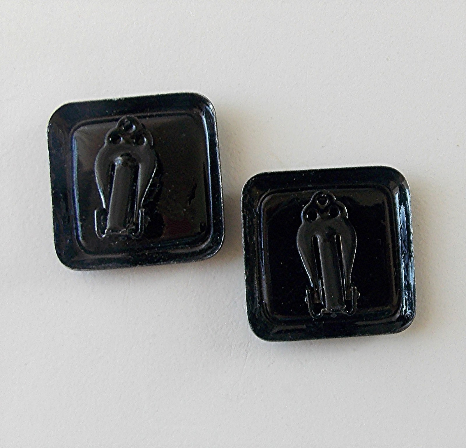 VINTAGE 1980’s SQUARE SHAPE BLACK & OFF-WHITE ENAMELED METAL CLIP-ON EARRINGS