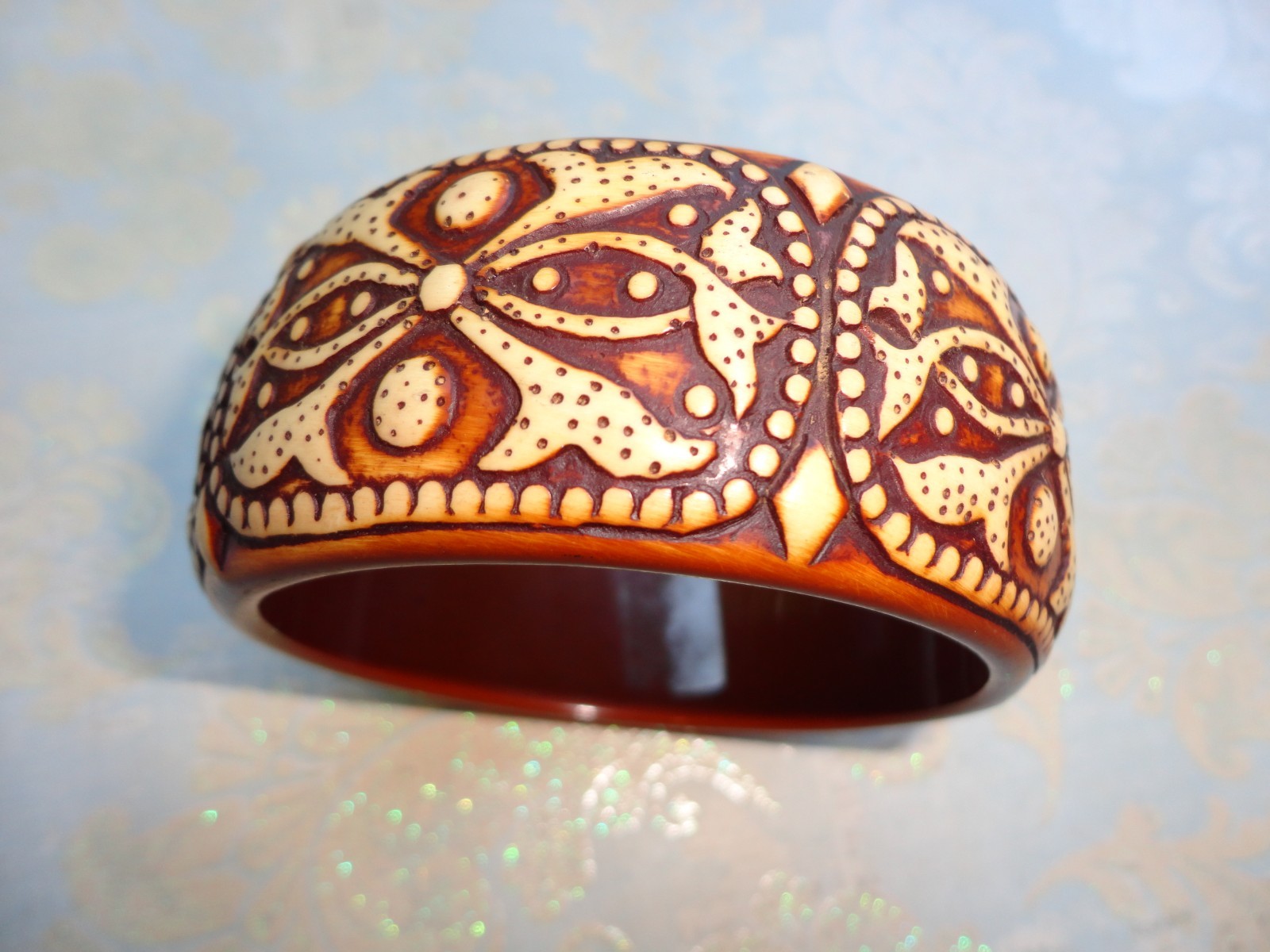 VTG ’70S ESTATE CHUNKY BROWN & CREAM CARVED LUCITE FAUX WOOD BANGLE BRACELET