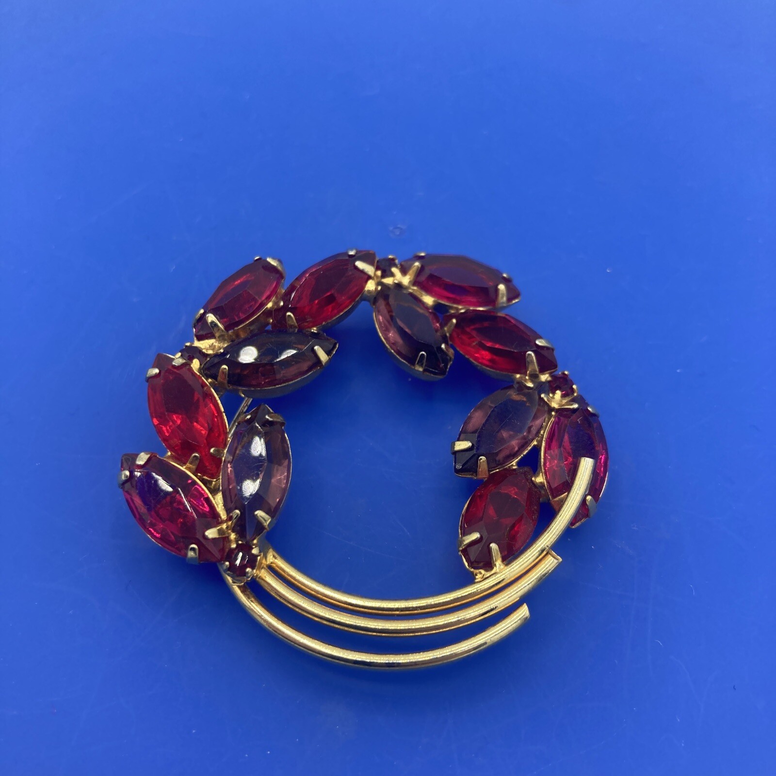 Vintage Juliana Gold Tone Pink Red Purple Rhinestone Wreath Circle Brooch Pin 2”