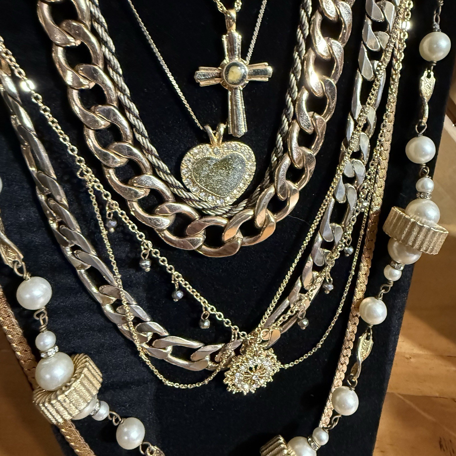 107PC LOT VTG-MODERN JEWELRY L GOLD TONE FEW SIGNED DARIA/GAY BOYER/ETC WEARABLE