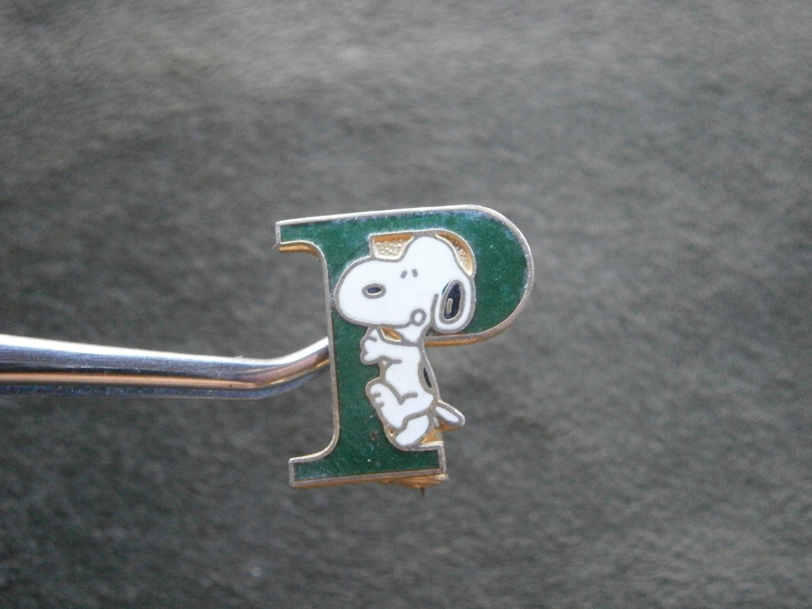 Snoopy Hugging Letter “P” Peanuts Schultz Vtg Goldtone Enamel Pin Badge 3.5g