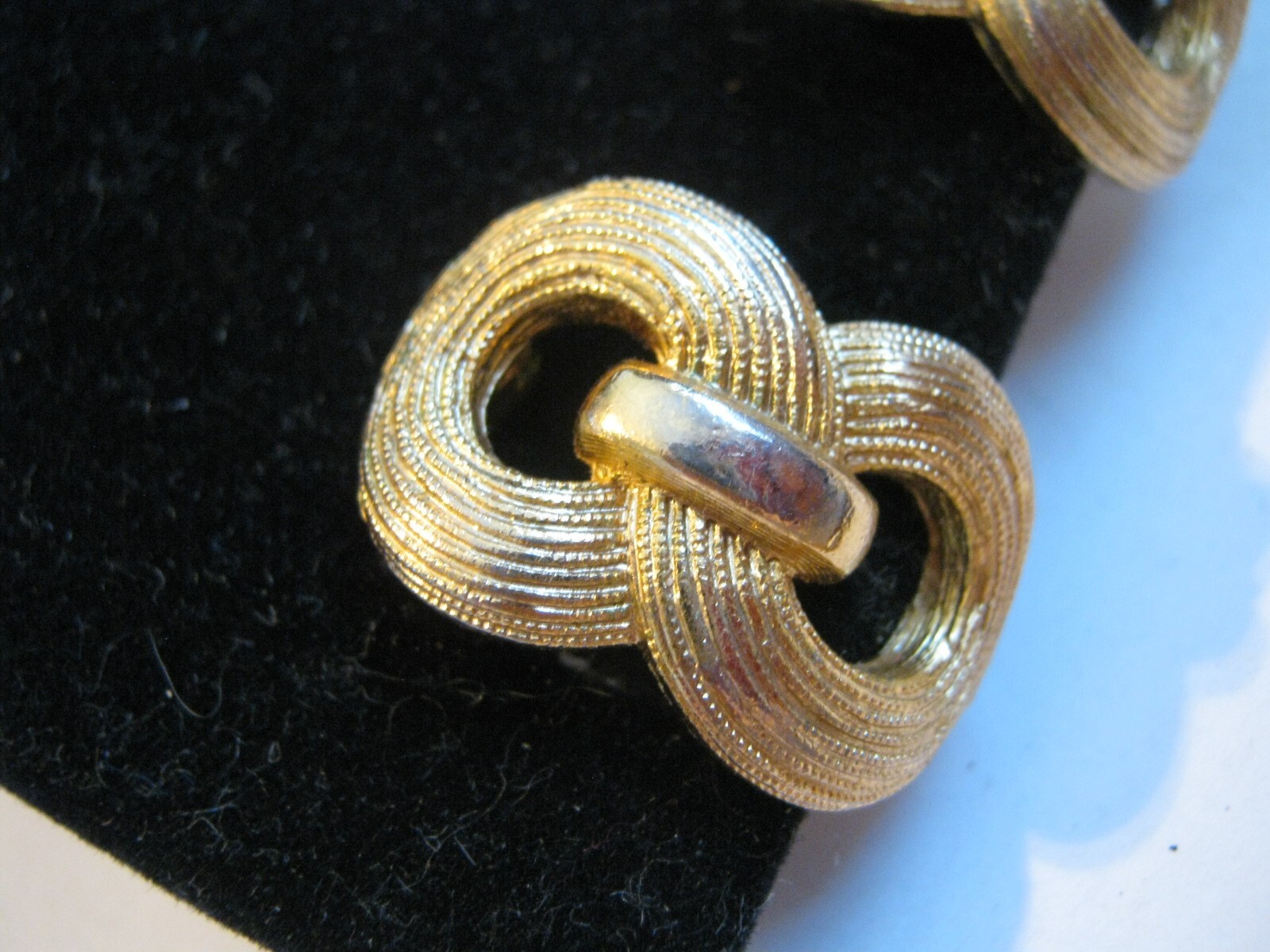 ORENA Paris (1977-2005) Golden Textured Figure 8 Knot 1″ Clip-On Earrings