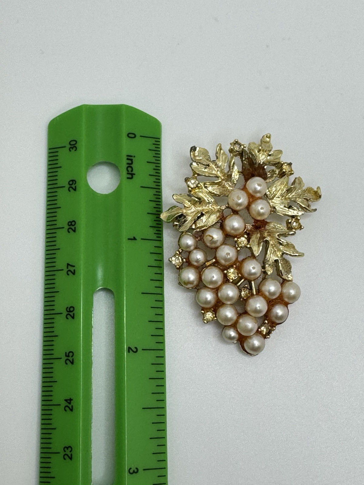 VINTAGE GRAPE CLUSTER BROOCH GOLD TONE FAUX SEED PEARLS CRYSTALS ESTATE PIN