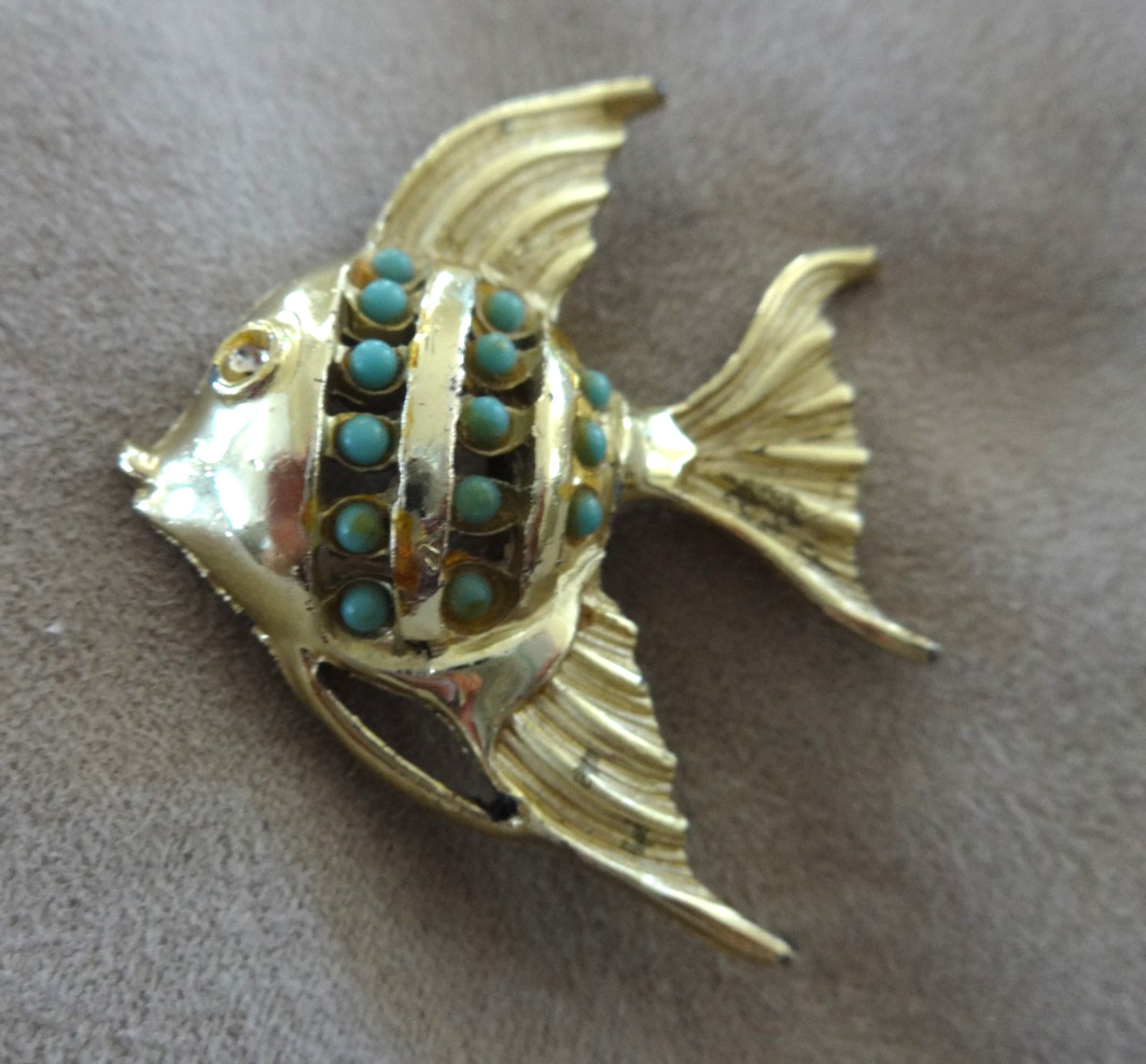 UNSIGNED GOLD TONE FISH BROOCH PIN TURQUOISE COLOR BEADS PRETTY GUC