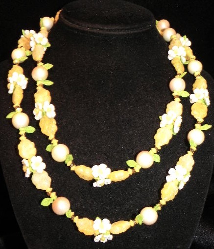 Vintage White Daisy Flower Yellow Fruit Salad Type Plastic Beaded 40″ Necklace