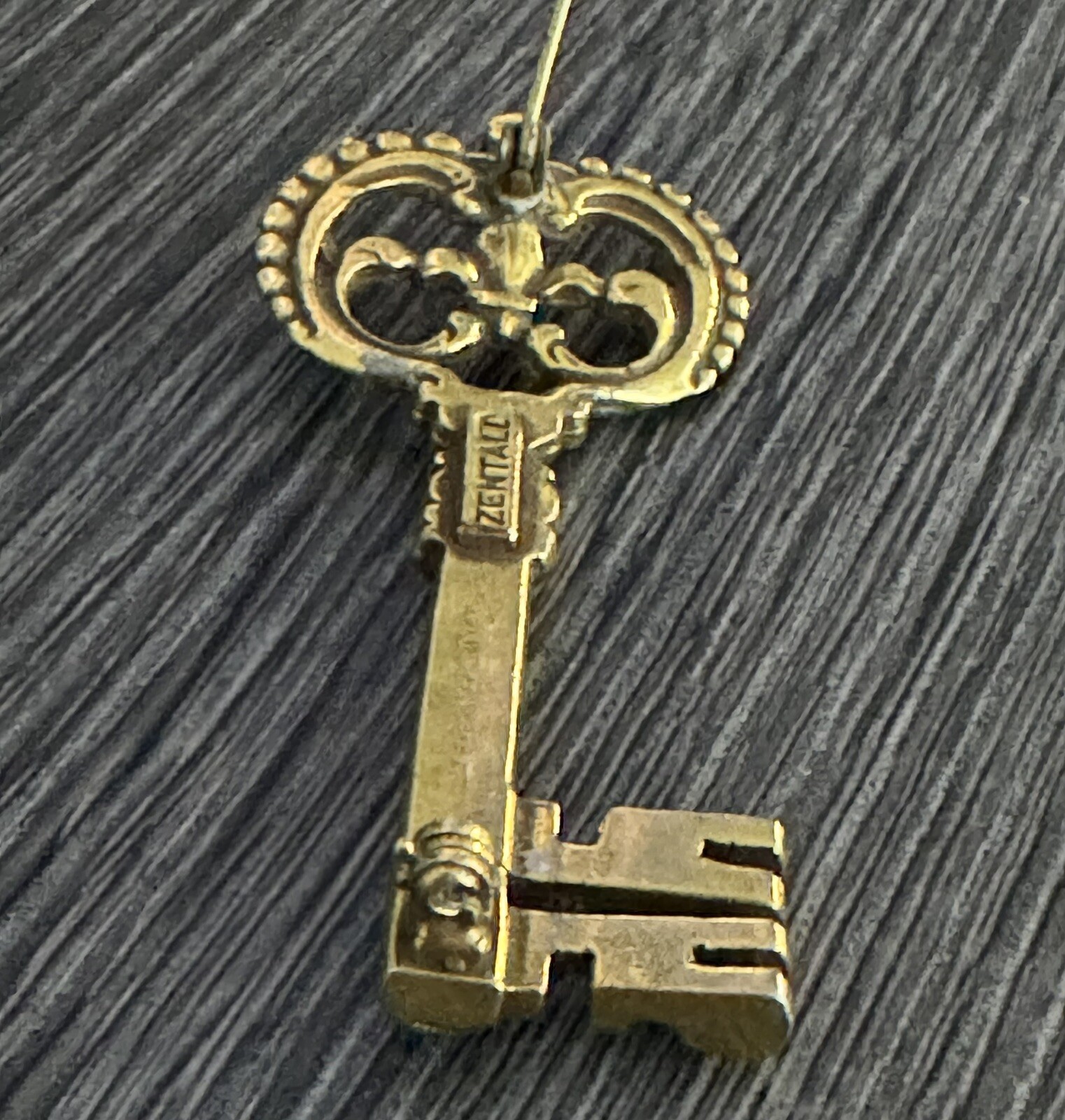 Signed ZENTALL Vintage Gold Tone 3″ Skeleton Key Brooch Pin Jewelry