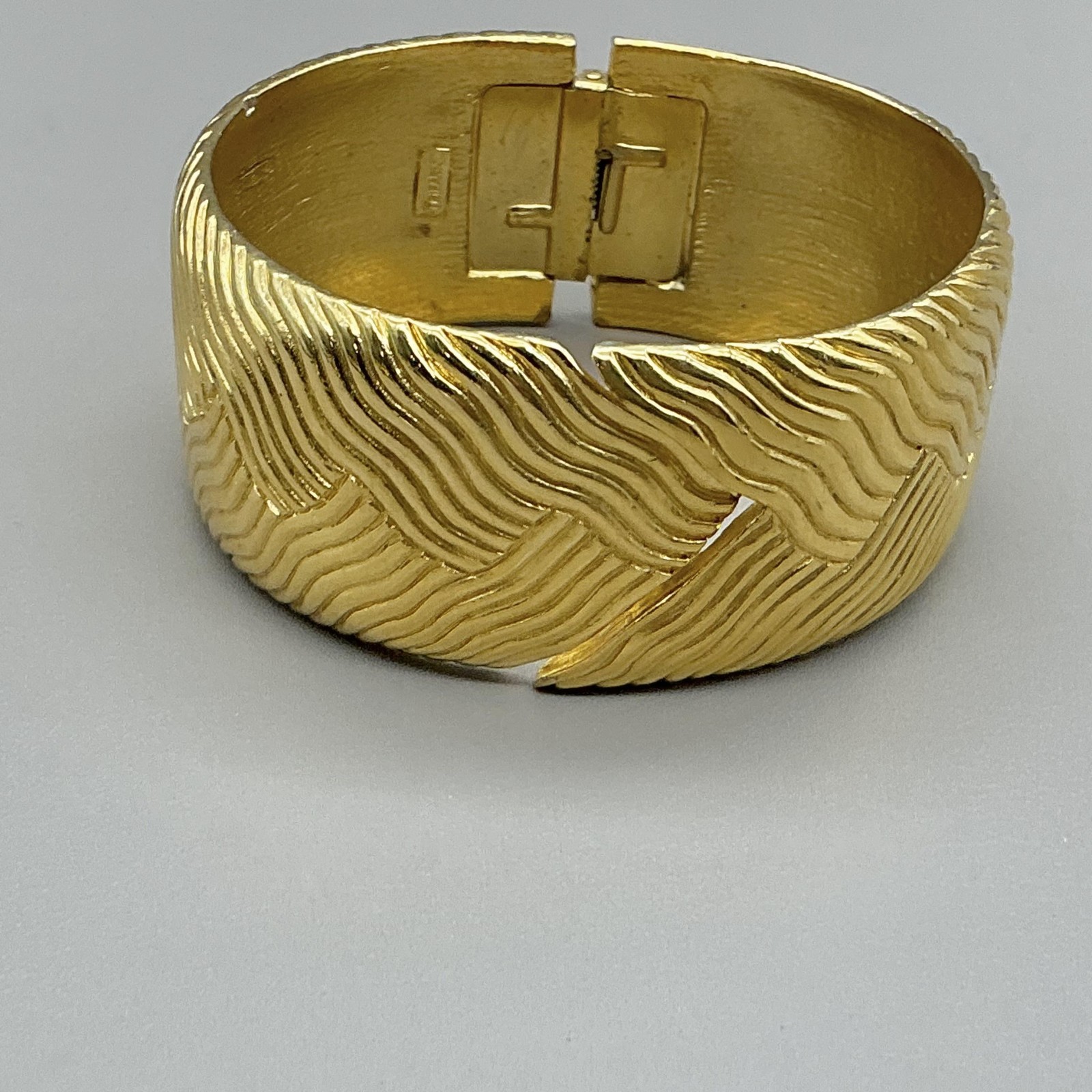 Vintage Crown Trifari Bracelet Gold Tone Textured Wave Wide Hinged Bangle 6 Inch