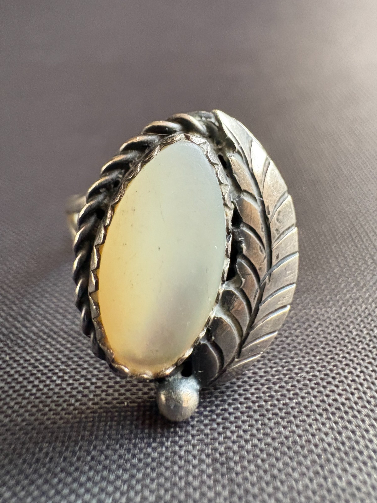 Vintage Silver Southwestern Nacre Ring Handmade Leaf Design Size 4.25 US