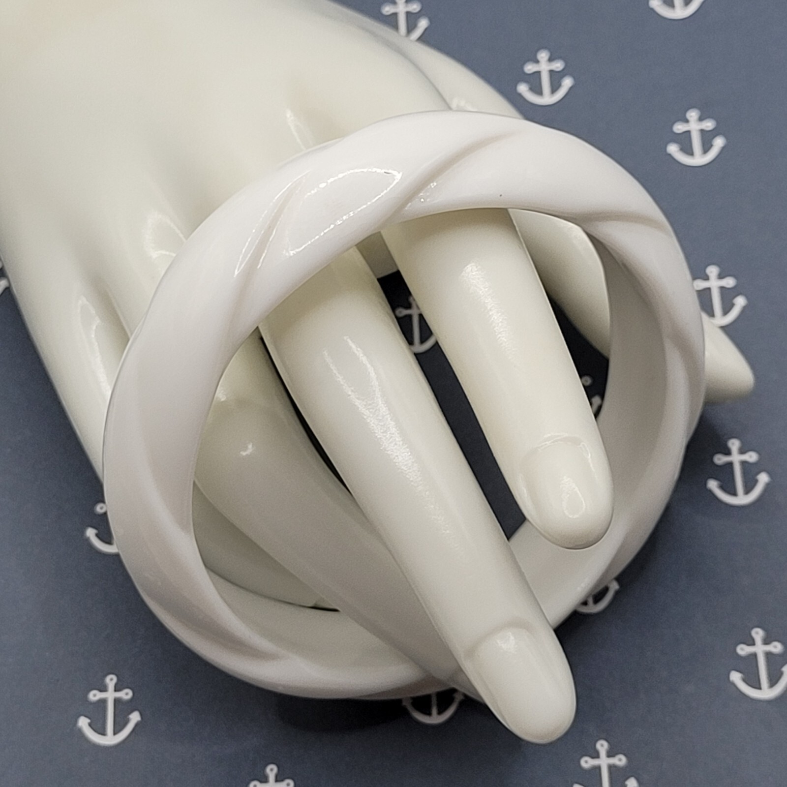 White with Twisted Wrap Design Style Resin Bangle Bracelet Retro Vintage 1980s