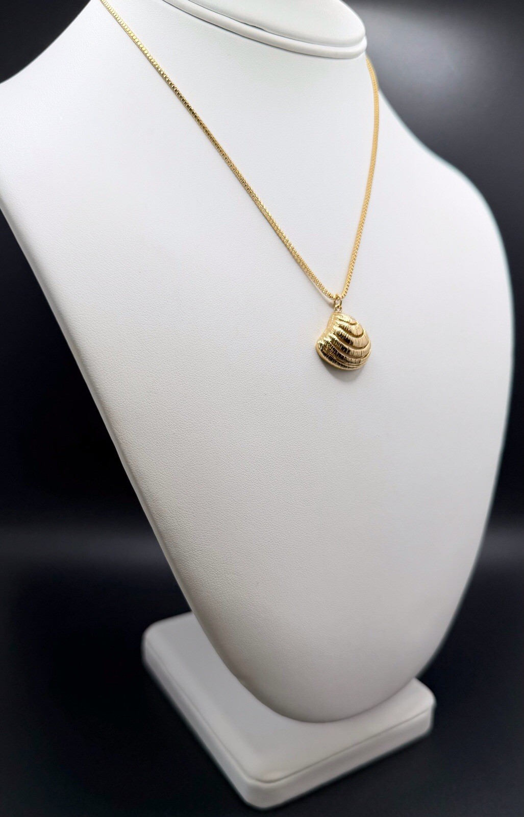 Gold Tone Sea Shell Beach Motif Pendant Vintage Necklace Box Chain 15”