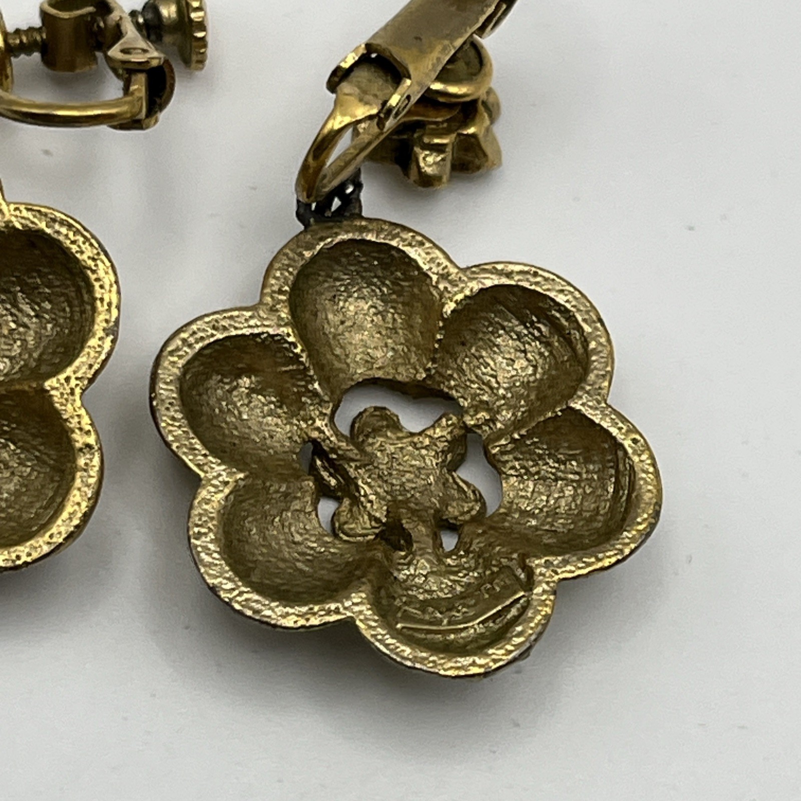 Vintage Beautiful Goldtone Daisy Flower Adjustable Clip On Earrings 1970s