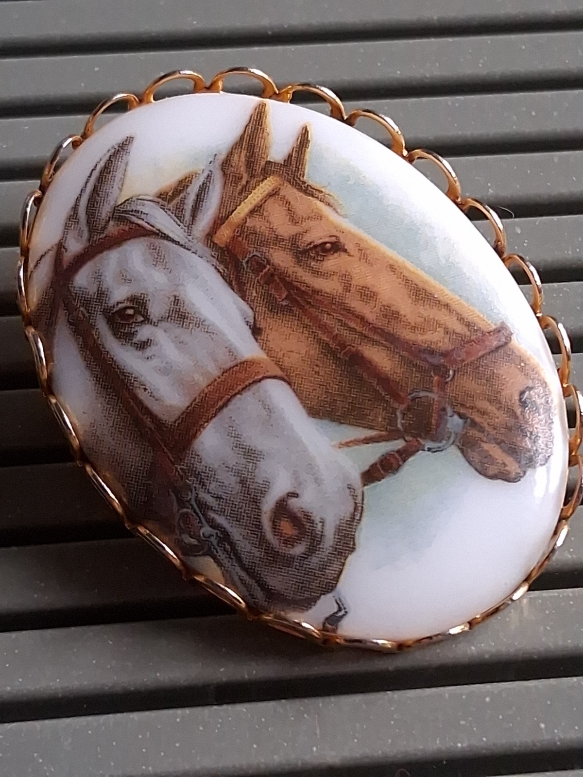 VTG Equestrian Horses Porcelain Cameo Brooch Oval Gold Tone Border Painted Pin