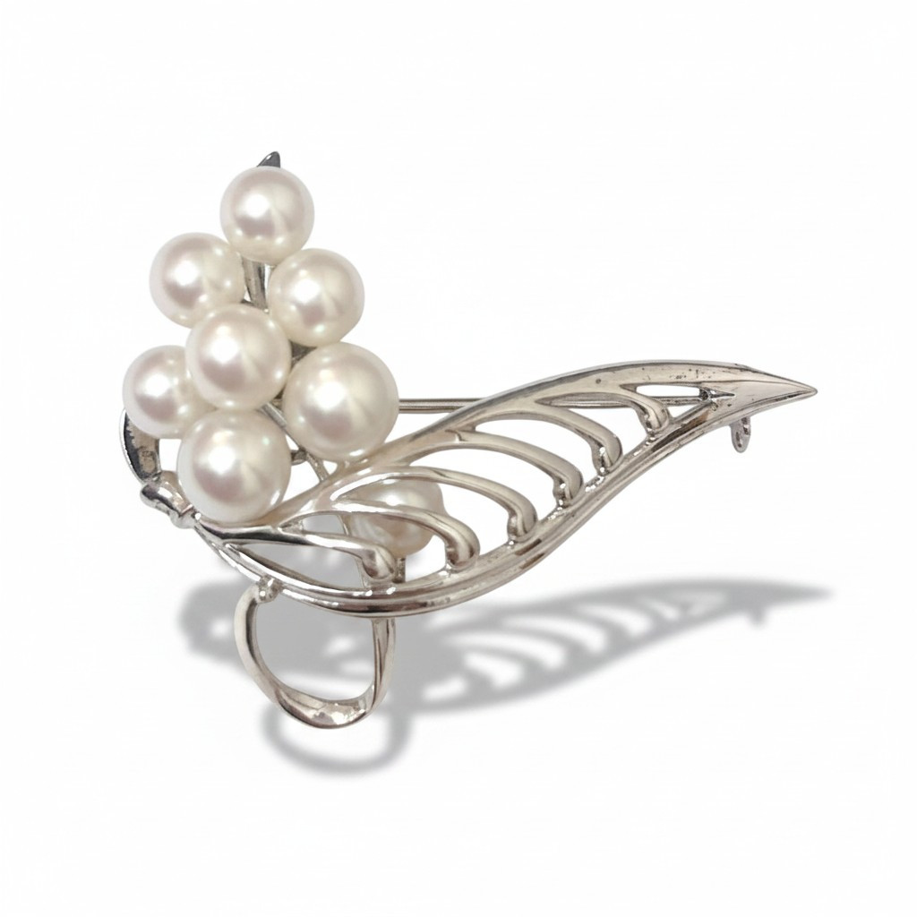Authentic MIKIMOTO Pearl Brooch Leaf Motif 7 Akoya Pearls Silver M Stamp Japan