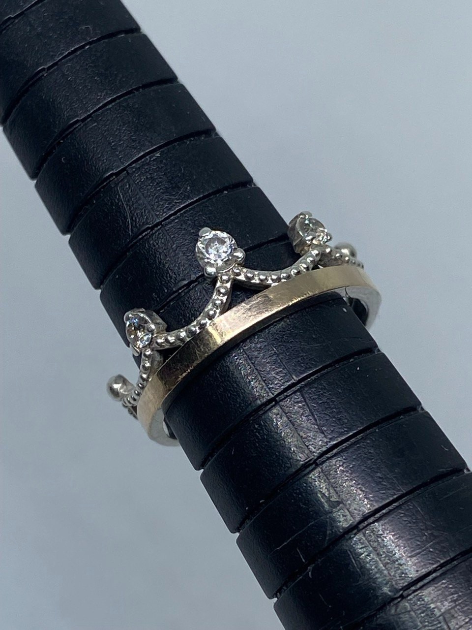 Vintage “Crown”Ring Sterling Silver 925 Gold 375 test .Size 4.75. Weight 1.52 g.