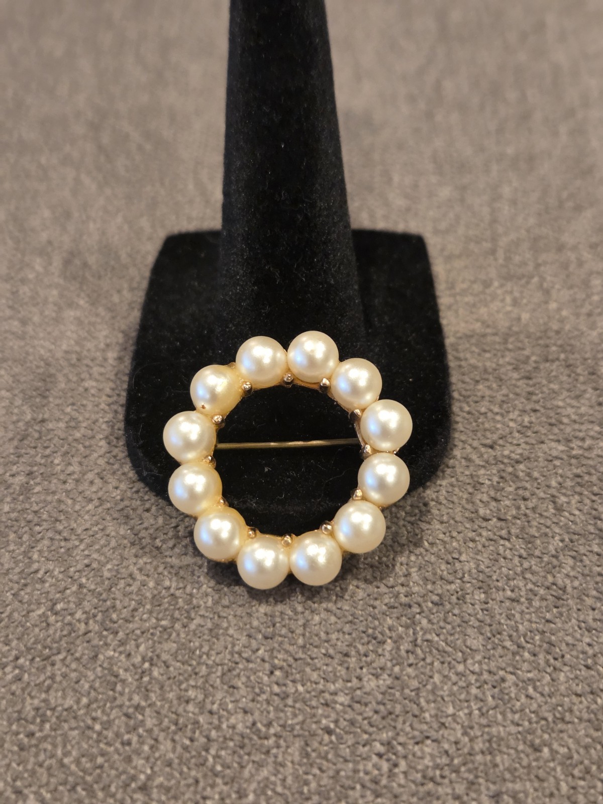 Vintage Unbranded Circle Goldtone with Faux Pearls Brooch Pin