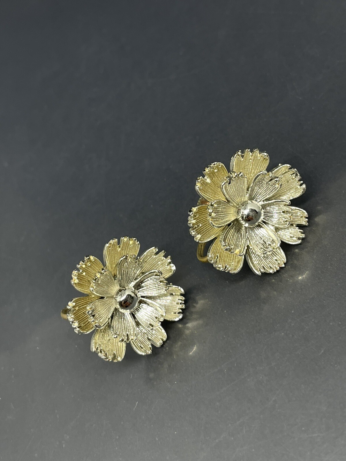 VTG Signed Lisner Very Light Textured Gold Tone Flower Screw Back 1” Earrings