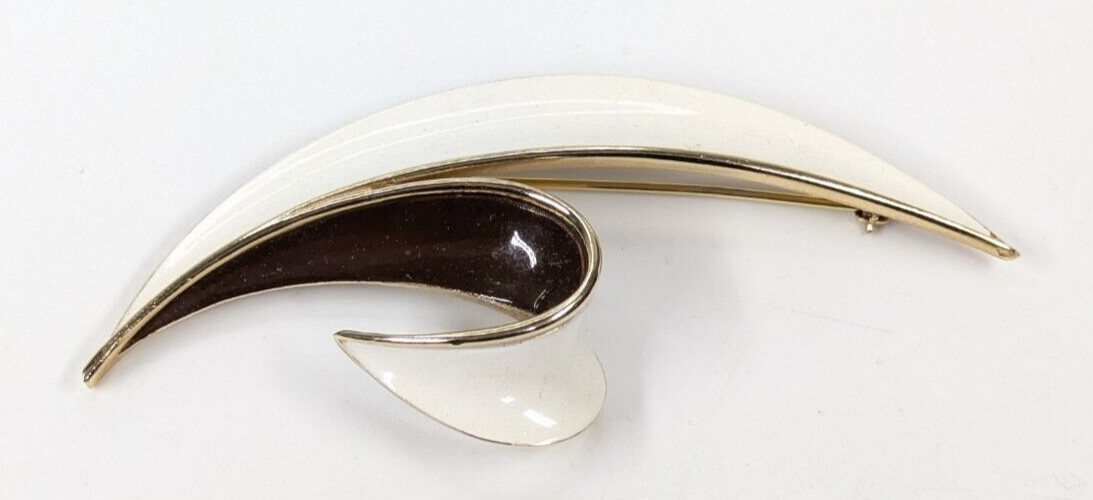 Vintage Crown Trifari Gold Tone White & Brown Enamel Twist Leaf Brooch Pin 3.5″