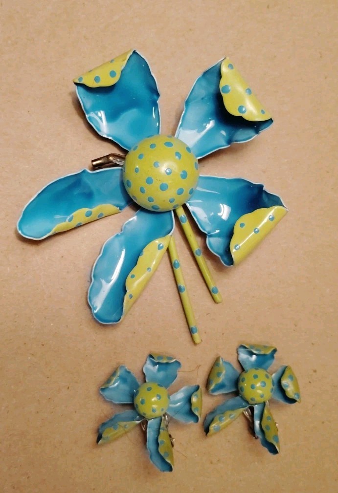 VTG 60s enamel on metal flower pin & clip earring set aqua blue lime green dots