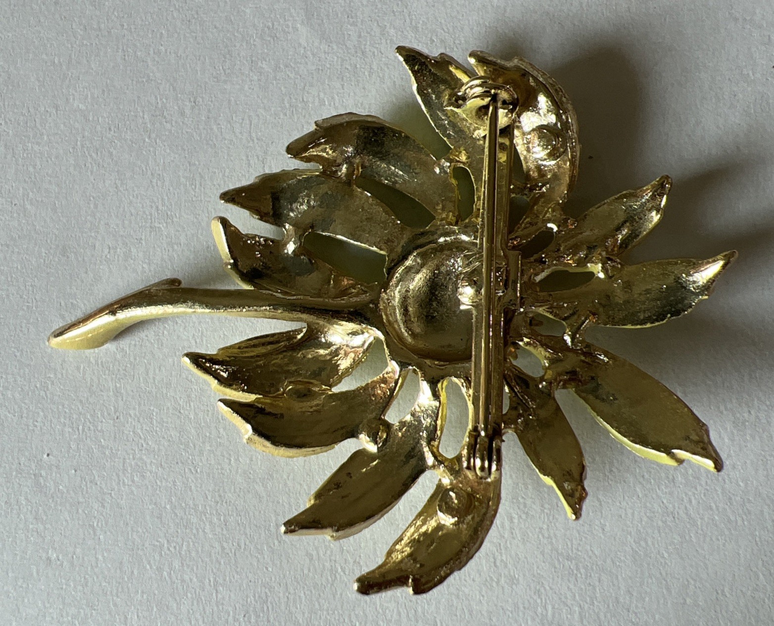 Starburst Enamel Lime Green And Gold Tone Textured Retro Brooch Vtg P