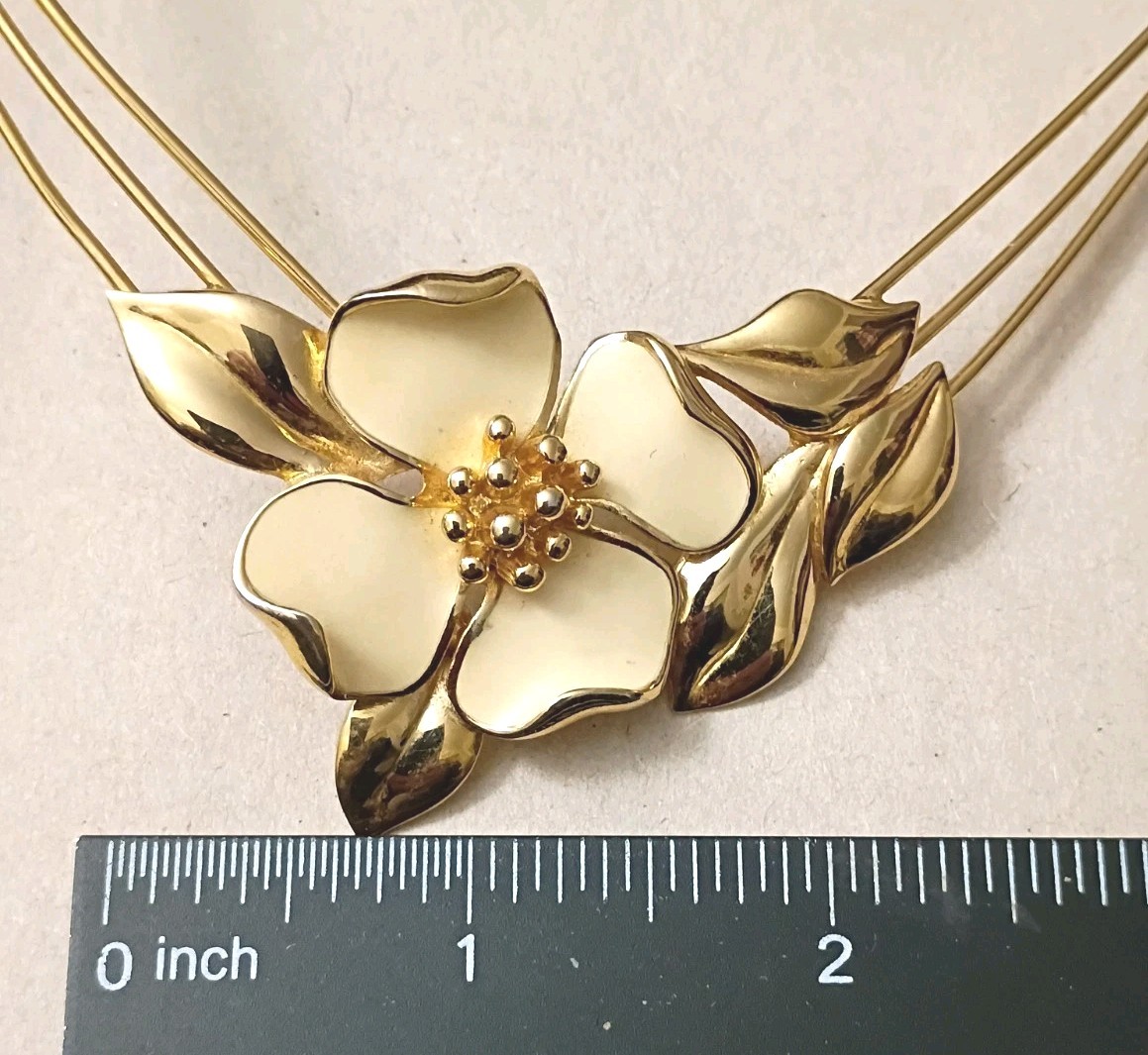 Vintage TRIFARI DOGWOOD FLOWER Choker Necklace Off White/ Cream Enamel Gold Tone