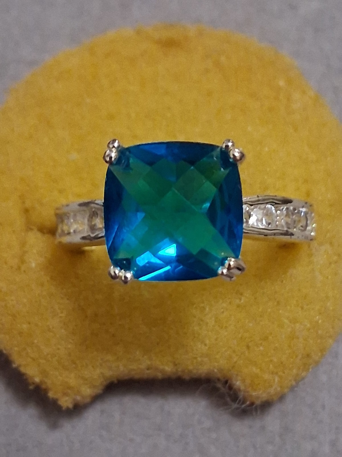 Blue cushion-cut glass stone ring w/clear stone accents, silverplate, SZ_7