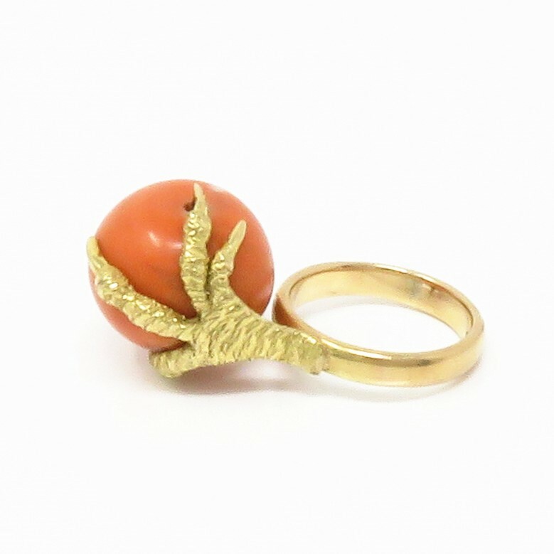 NYJEWEL 18k Yellow Gold 17mm Natural Coral Dragon Claw Ring