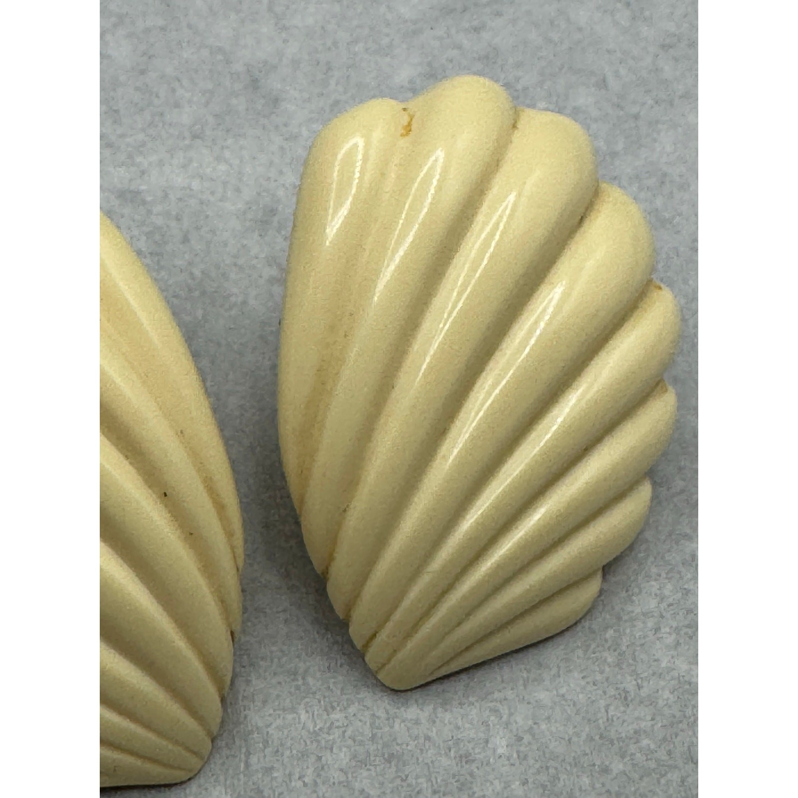 Vintage Napier Clam Shell Scallop Cream White Screw Back Earrings Large Acrylic