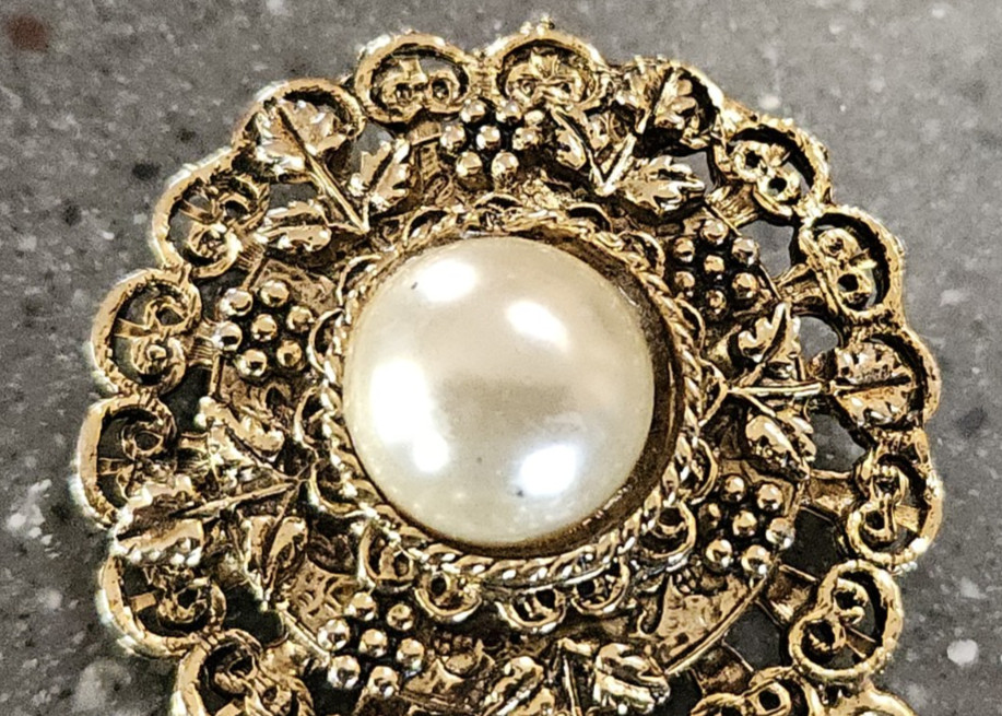 Vtg 4.25″ Gold Tone Brooch Pin Pendant With Chain Rope and Tassel Faux Pearl