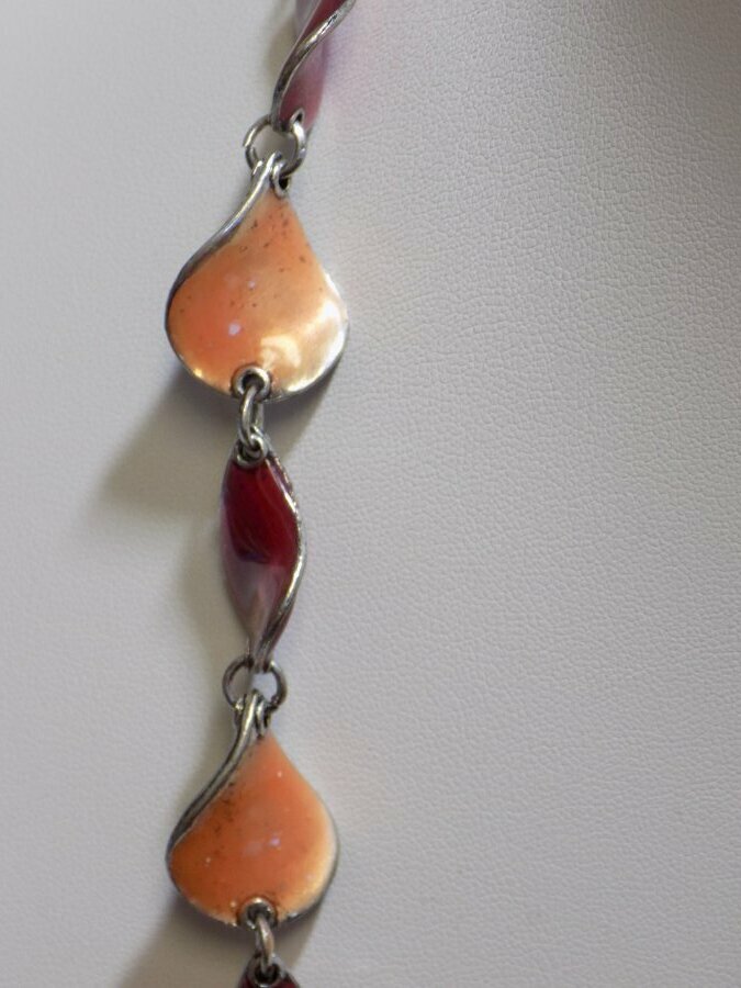 VINTAGE NECKLACE~32″~PINKISH PEACH/BURGUNDY~SILVER TONE~