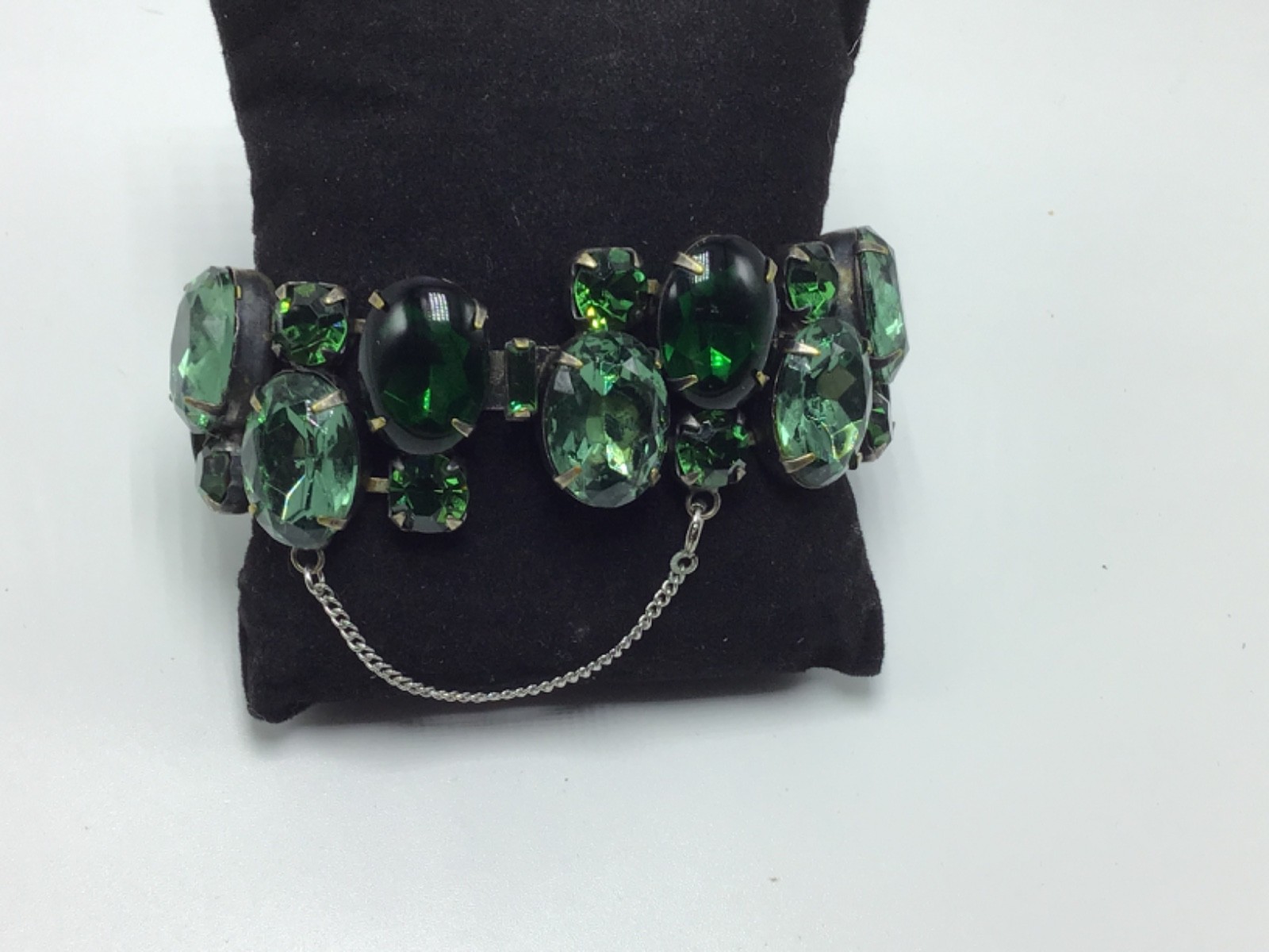 VINTAGE GREEN RHINESTONE BRACELET SAFETY CHAIN CLASP ARTICULATED UNSIGNED