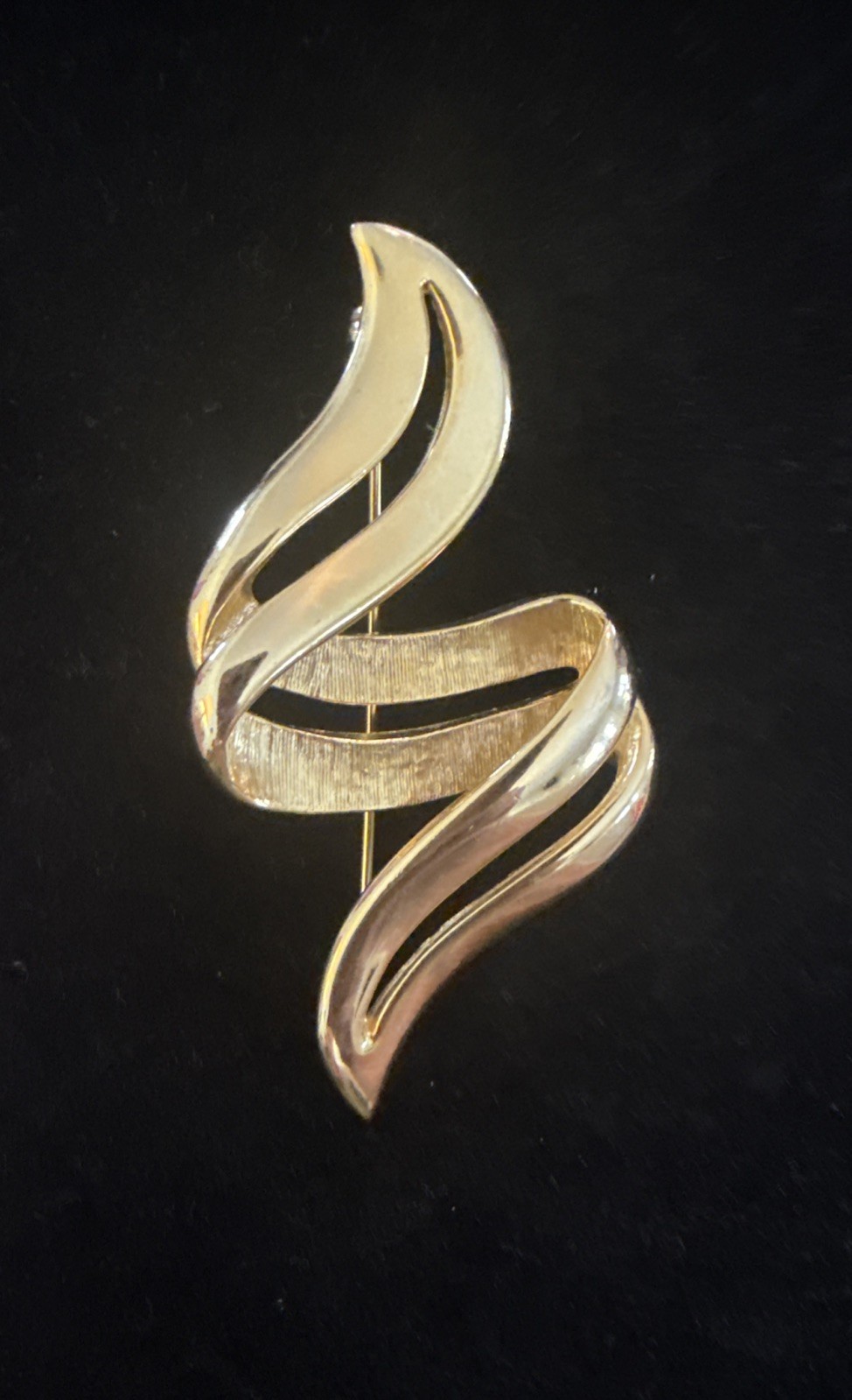 Vintage 1980’s Gold Tone Double Swirl Ribbon Brooch Pin 3” Statement Modernist