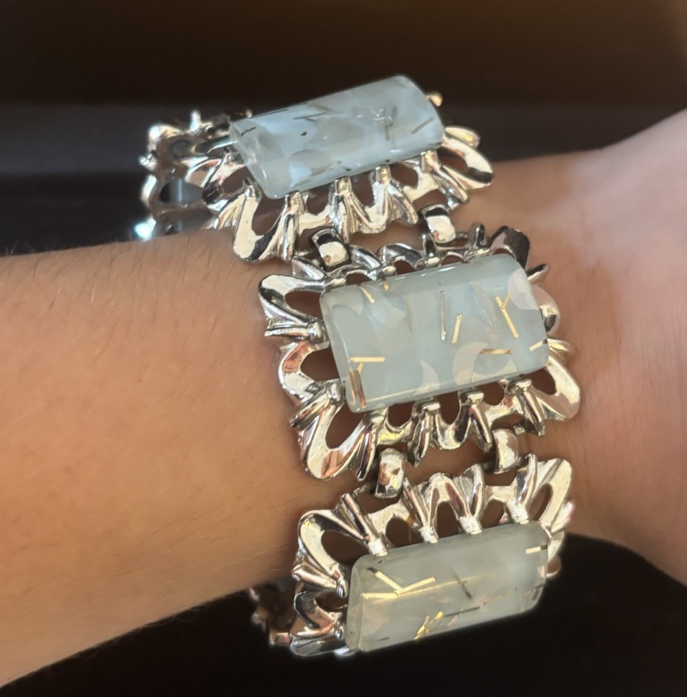 VINTAGE Gorgeous Confetti Lucite Thermoset Silver tone Bracelet & Clip Earrings