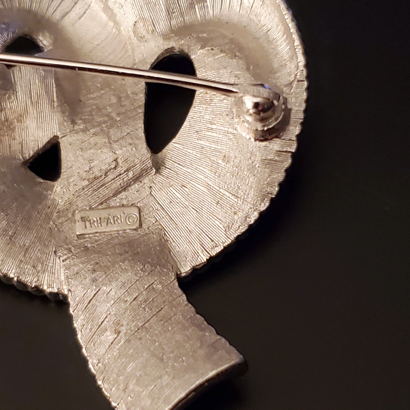 Vtg Crown Trifari 1960’s Brushed Silver Tone Ribbon Pretzel Bow 2 ” Brooch Pin
