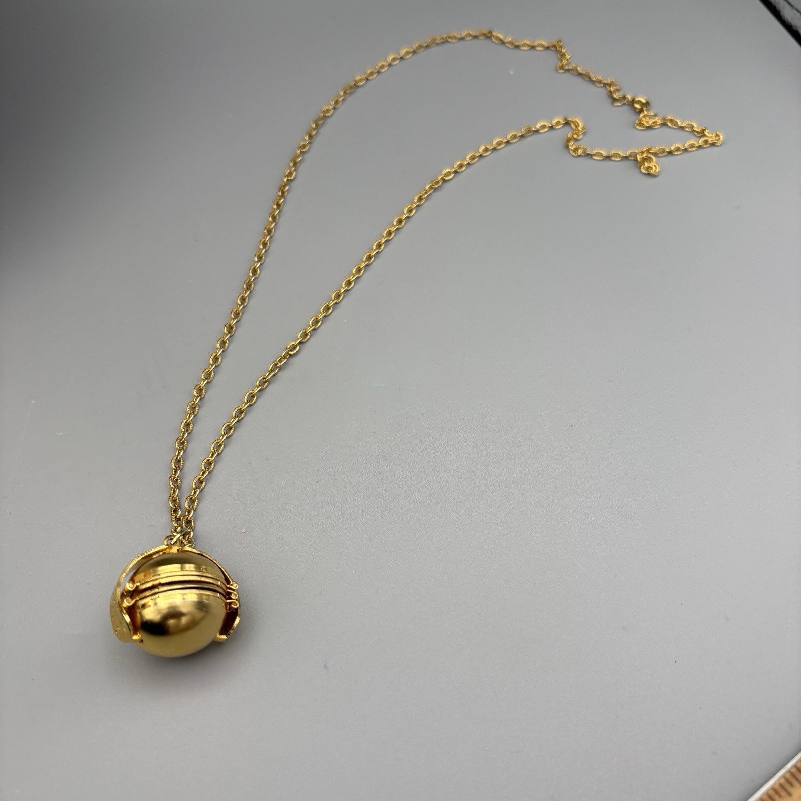 Vintage Ball Locket Pendant Necklace Folds Out Excellent! 26″