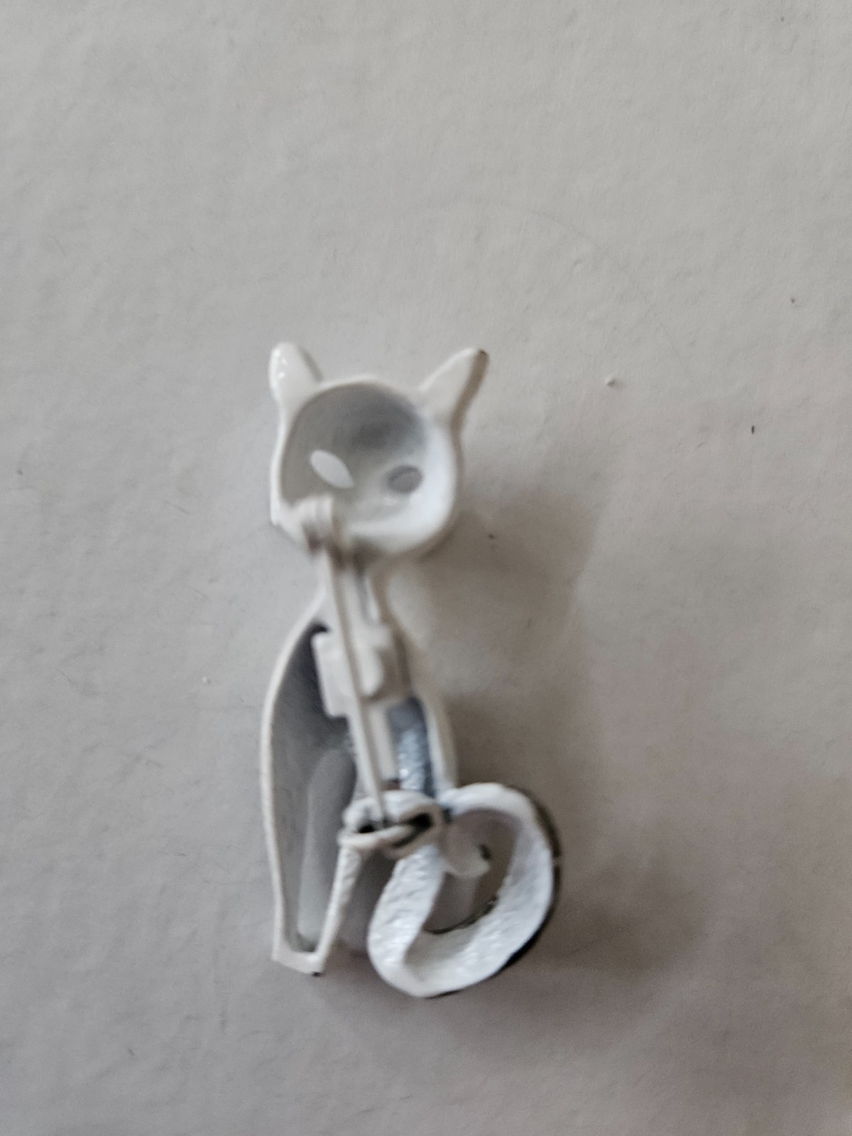 VINTAGE WHITE/BLACK METAL CAT PIN 1.5″ TALL