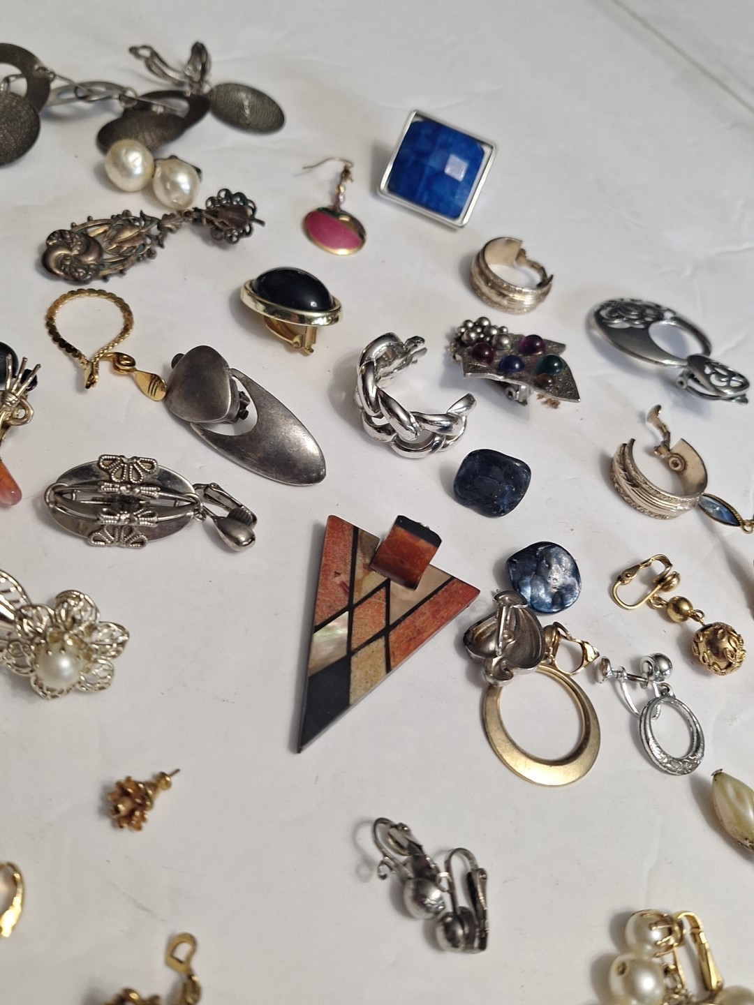 Costume Jewelry Earring Lot 40 pc pre-owned SINGLES AND PAIRS. AS IS . JZ