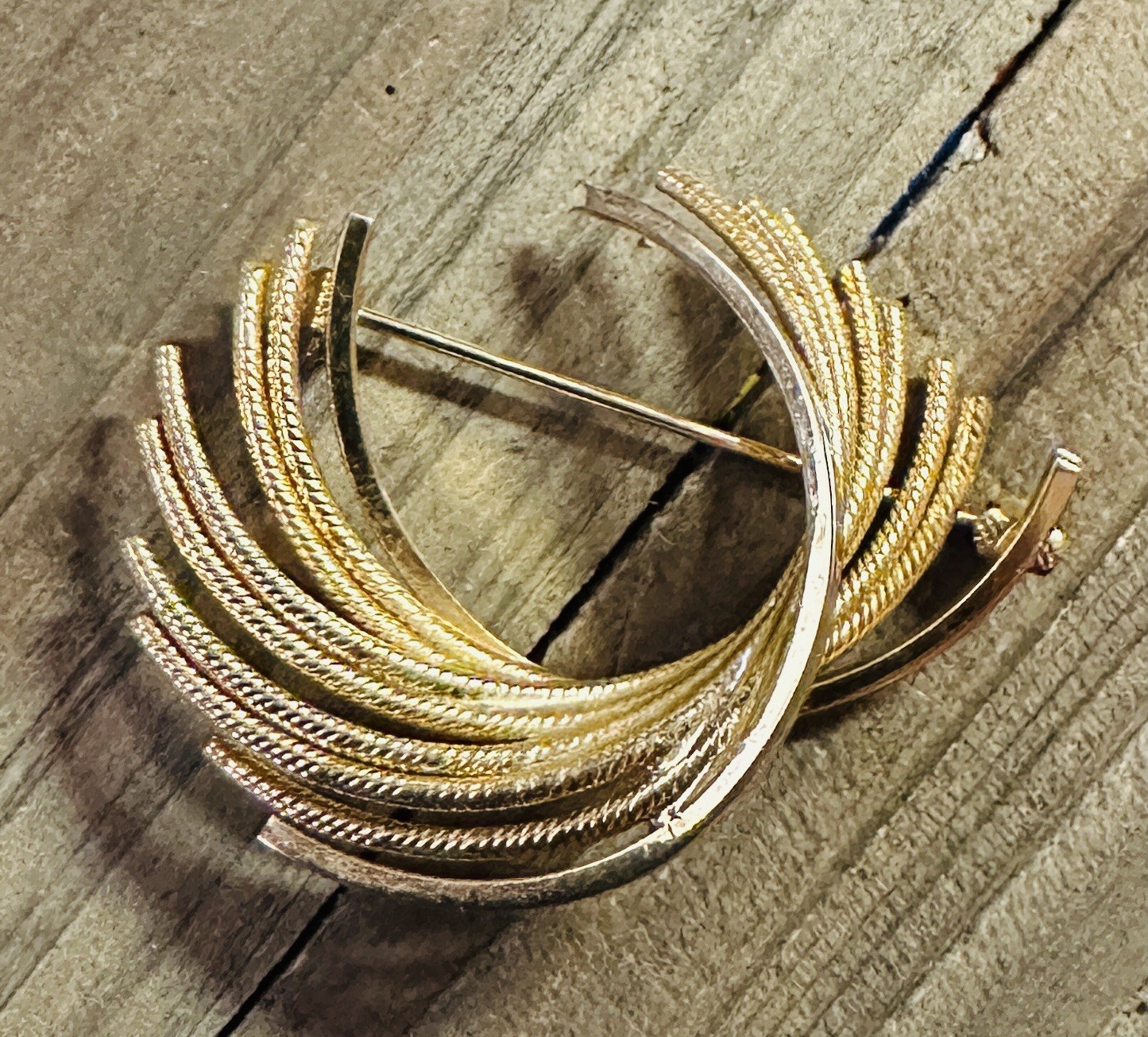 Vintage goldtone textured Ribbon brooch 2”